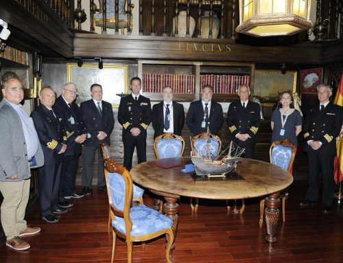 Los Modelistas Voluntarios de la Real Liga Naval destinados en el Museo Naval de Madrid entregan un modelo de la Nao Victoria al Comandante de la Fragata Victoria